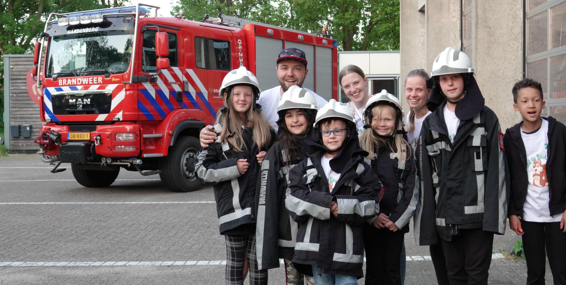 Kinderen bij brandweer - Omroep NOOS