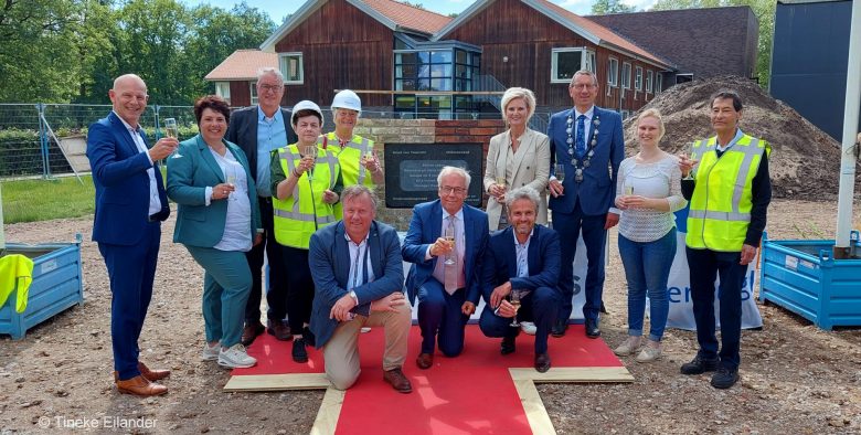 22-06-10clara 7 Nu samen met de directieleden van de bouw