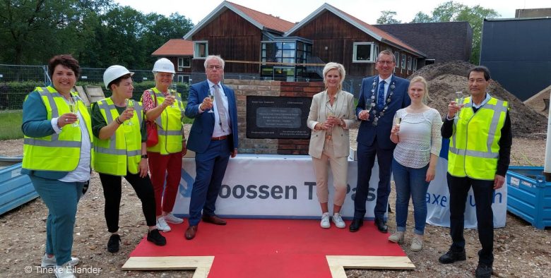 22-06-10clara 8 De steenleggers en plaatonthullers samen met Wouter van der Kam