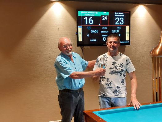 2023 07 20 Finale, Jan Flier overhandigt beker aan winnaar Frits Altena
