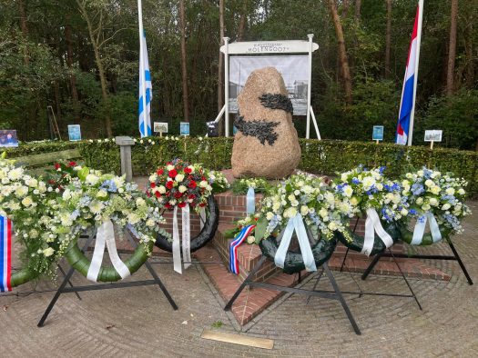 Kransen gelegd bij het monument