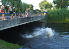 Jongeren zoeken verkoeling in het Ommerkanaal