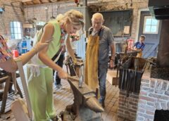 Koningin en kinderen smeden en timmeren