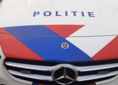 Politie plaatst hekken bij oude fabriek in Ommen na overlast
