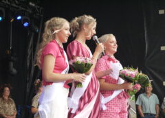 Dedemsvaria feestelijk van start met eerbetoon en speech van rozenkoningin Noor