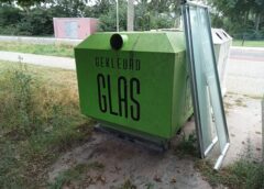 Glazen douchedeur bij glasbak aan de Sportlaan