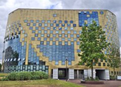 CDA nipt grootste, vinger klem in stembus en “Ik maak bezwaar” CDA nipt grootste, vinger klem in stembus en “Ik maak bezwaar”