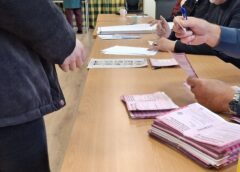 CDA nipt grootste, vinger klem in stembus en “Ik maak bezwaar” CDA nipt grootste, vinger klem in stembus en “Ik maak bezwaar”