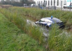 Eerste rijles eindigt na vijf minuten in de sloot