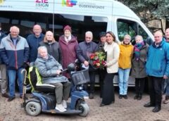 Ouderen maken uitjes met nieuwe bus (videoreportage)