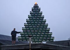 Van grap tot blikvanger: bierkratten-kerstboom