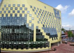 Gemeentehuis Hardenberg: Houtrot in gevel, herstel is kostbaar