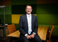 Maarten Offinga tekent bij als burgemeester