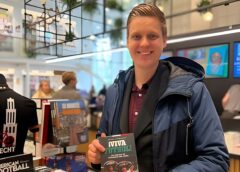 Hardenbergse auteur signeert WK-boek bij Heijink