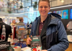 Hardenbergse auteur signeert WK-boek bij Heijink