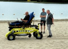 Unieke elektrische strandbrancard voor WensAmbulance Oost-Nederland