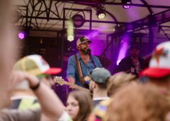 Heinoos kondigt nieuw album aan en verzacht het wachten voor festivalgangers