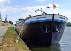 Schip en inkomsten liggen stil door droogte